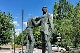 В Центральном районе Волгограда строители приступили к облицовке памятника комсомольцам